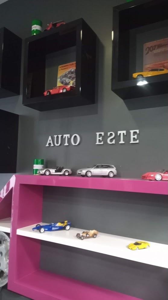 Parede da receção da Auto Este com miniaturas de carros